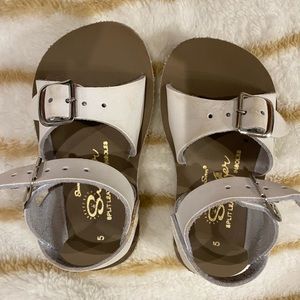 Sunsans 5T (White) EUC/ Daughter only got to wear them once before outgrowing 😔